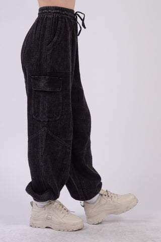 Hot Girl Washed Woven Crinkle Gauze Drawstring Cargo Pants In Black